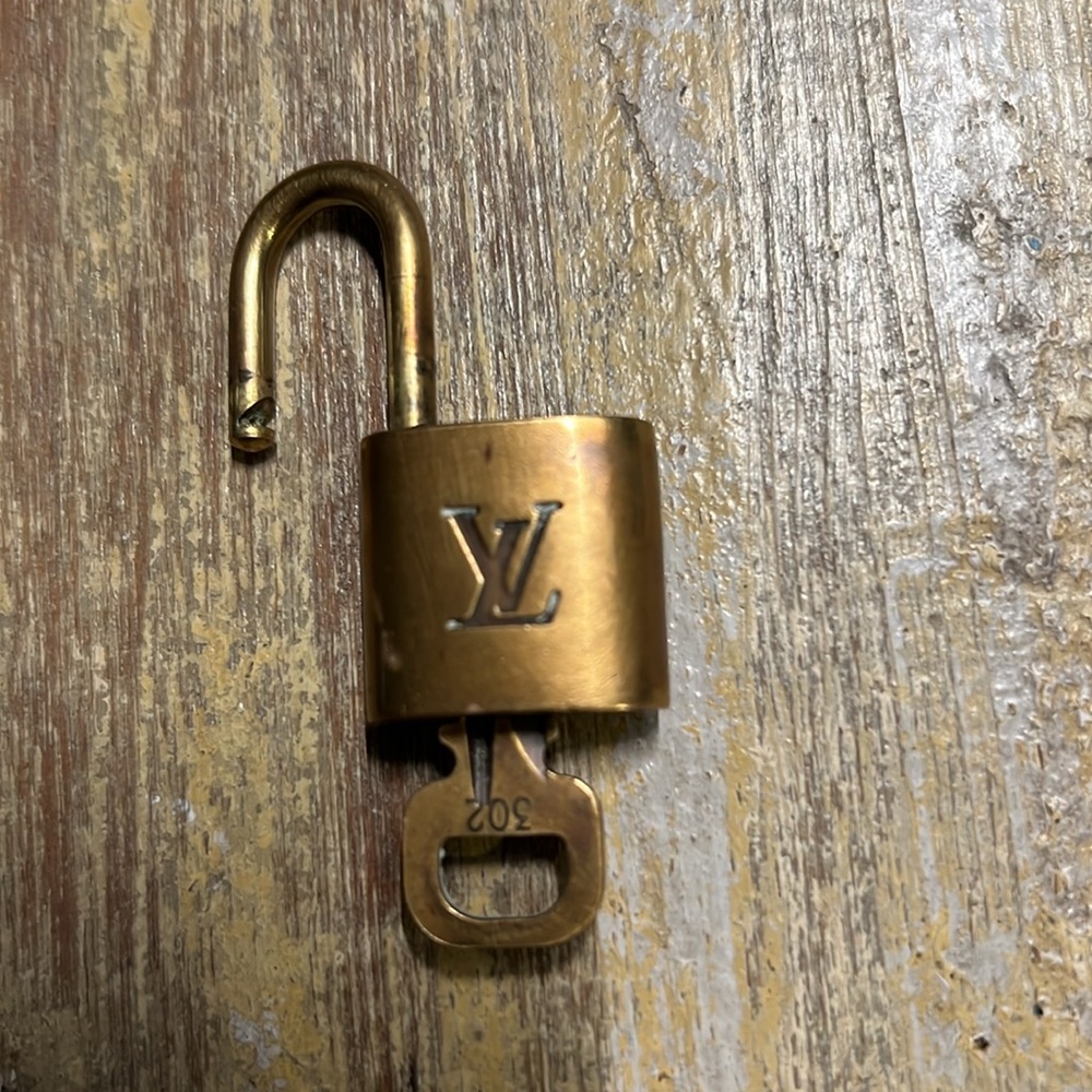 Louis Vuitton Lock Vintage authentic